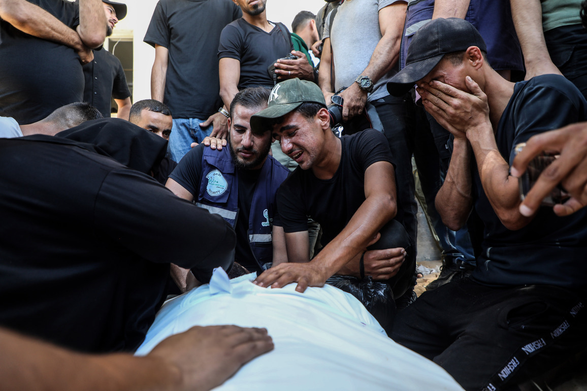 MIDEAST-GAZA CITY-ISRAELI BOMBING-POLICEMEN-MOURNING