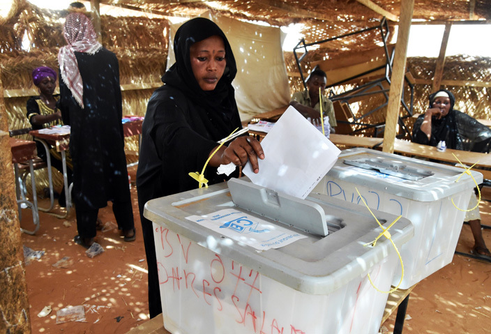   woman casts her vote at a polling station in iamey during the countrys presidential and legislative elections on ebruary 21 2016