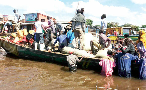 Abantu n’ebyamaguzi nga bagoba ku mwalo. Abantu n’ebyamaguzi nga bagoba ku mwalo.