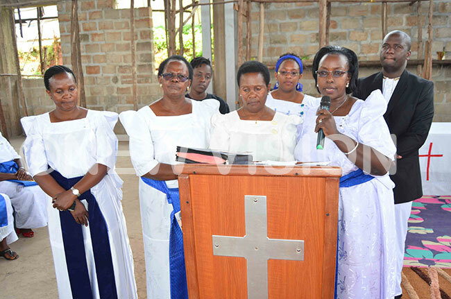  orothy iggundu right delivering the thanksgiving message of the widow itah itandwe fourthleft