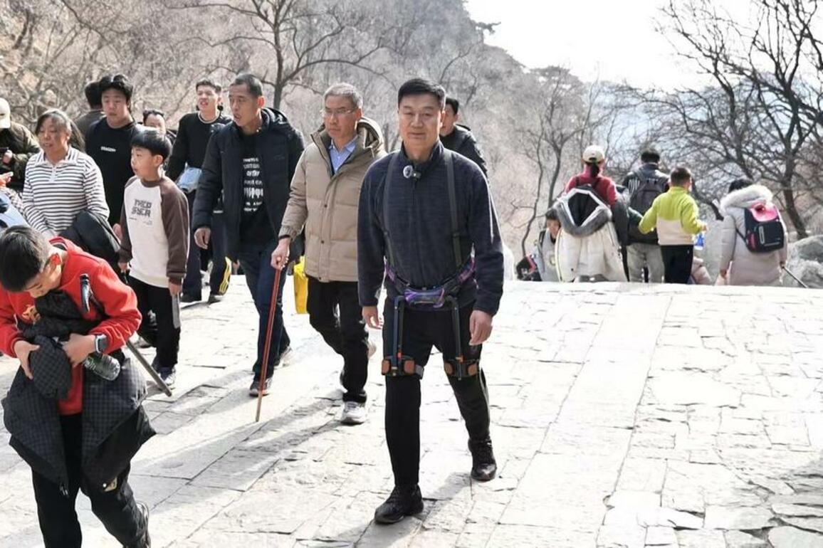 Futuristic robots in scenic areas refresh China's tourist experience