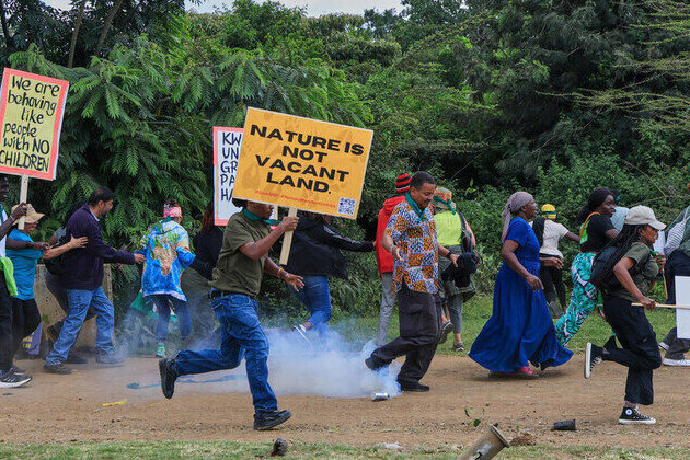 Ex-Kenyan chief justice arrested at protest 