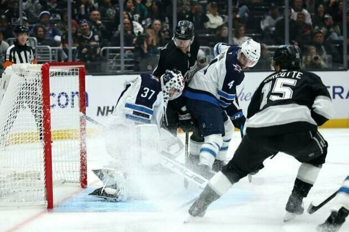 Darcy Kuemper shuts out Jets in Kings' first home win