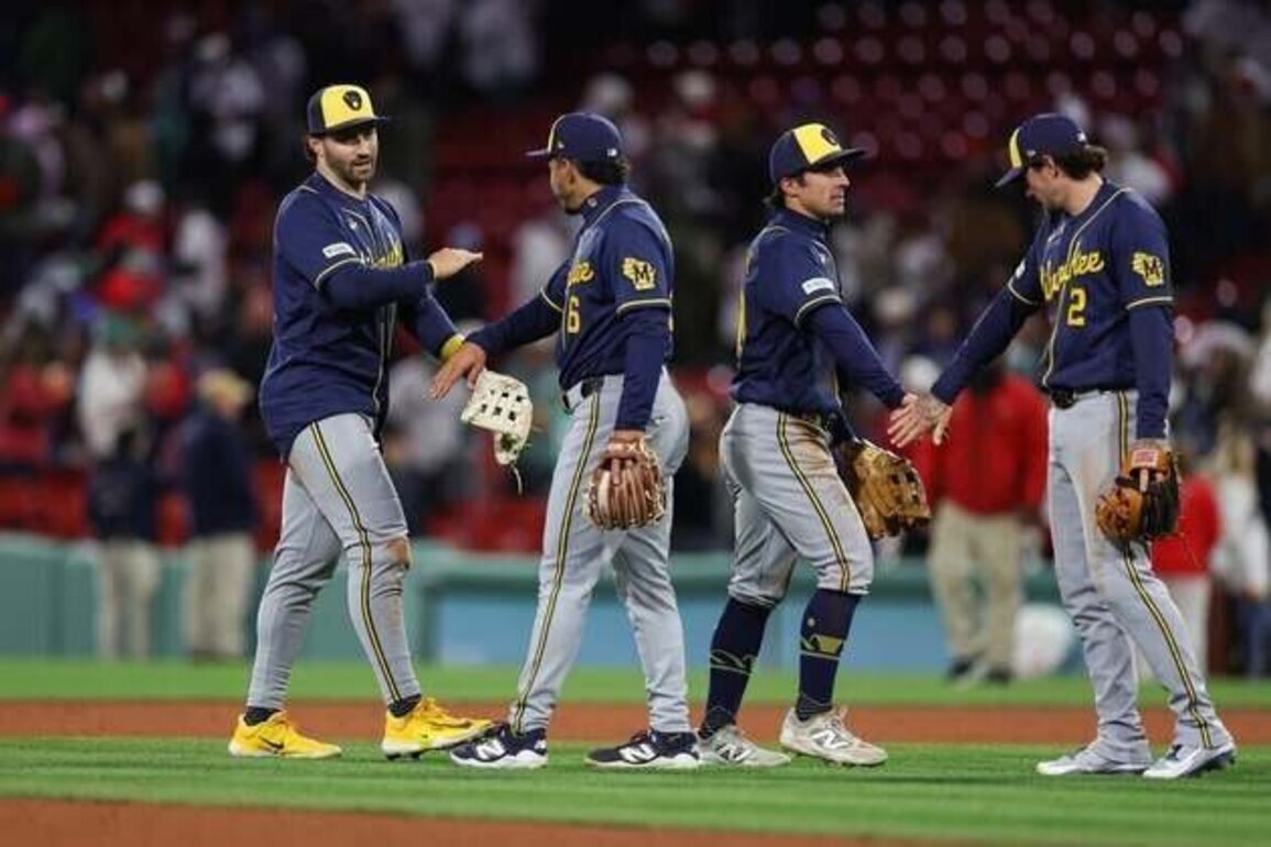 Garrett Mitchell's clutch hit lifts Brewers over Red Sox
