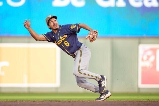 Brewers rally on controversial call to edge Twins