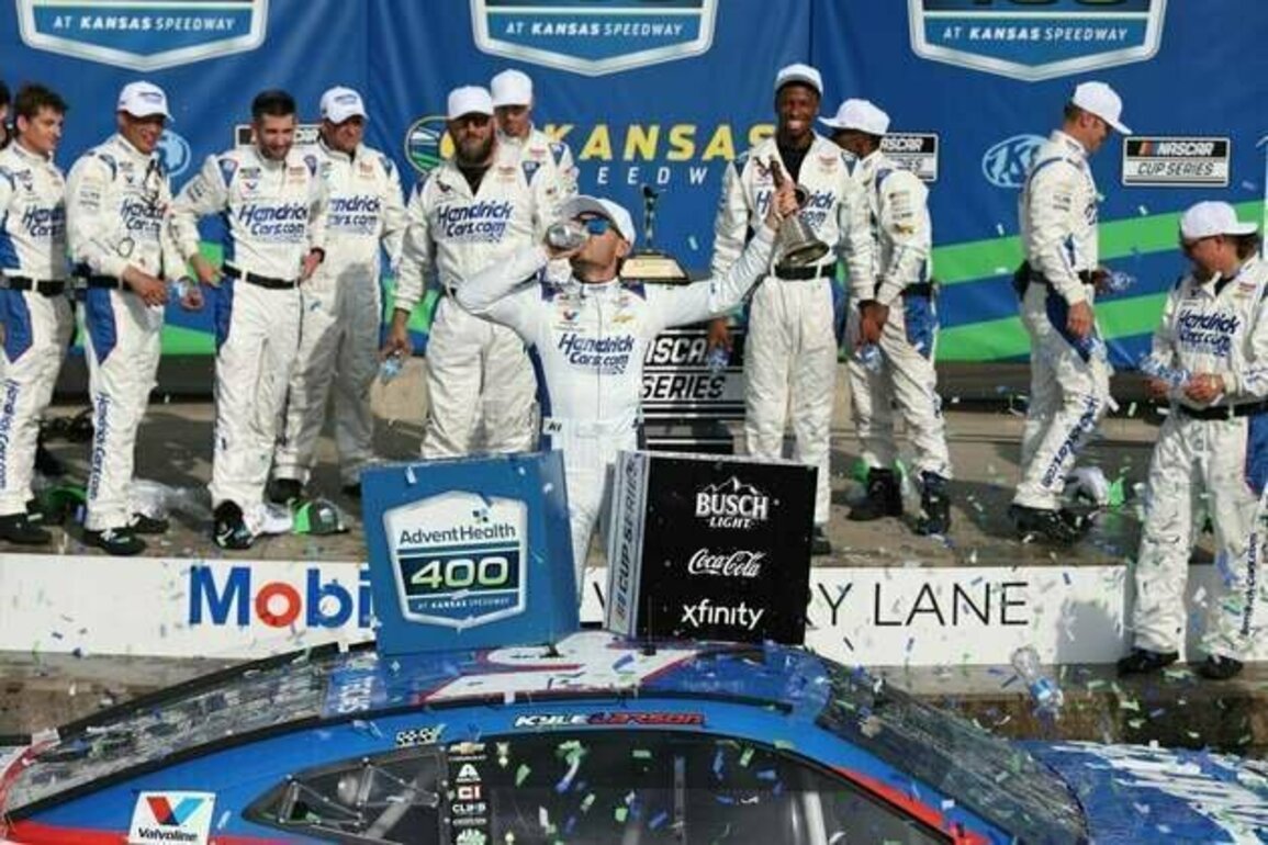 Polesitter Kyle Larson manages worn tires to capture AdventHealth 400