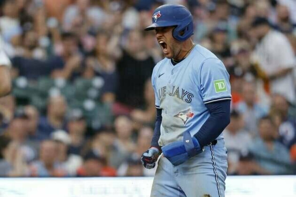 Blue Jays pour it on late to win third straight in Detroit