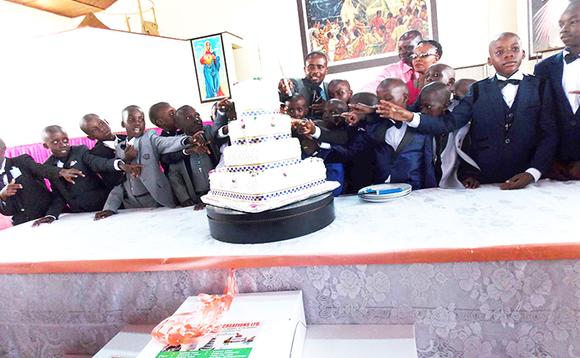 Abayizi nga basala keeki eyagabuddwa abagole ba Yesu abaasembedde Abayizi nga basala keeki eyagabuddwa abagole ba Yesu abaasembedde