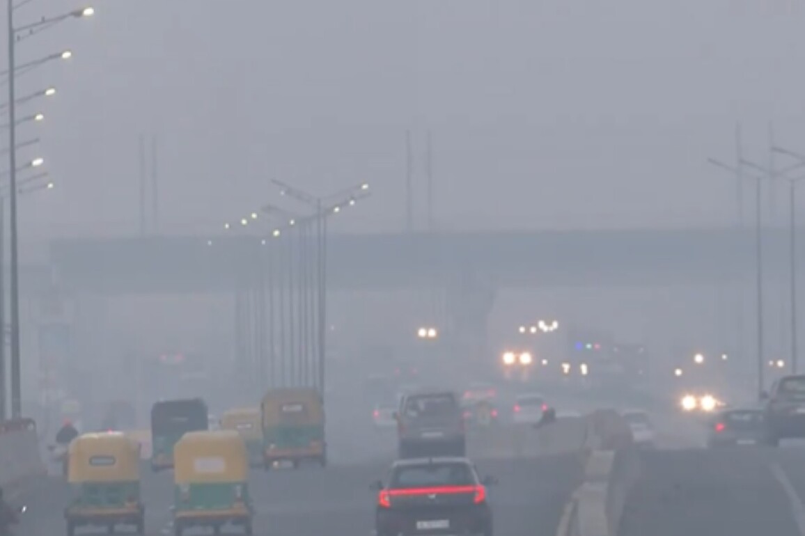 Toxic smog blankets Delhi as air quality continues to be 'very poor'