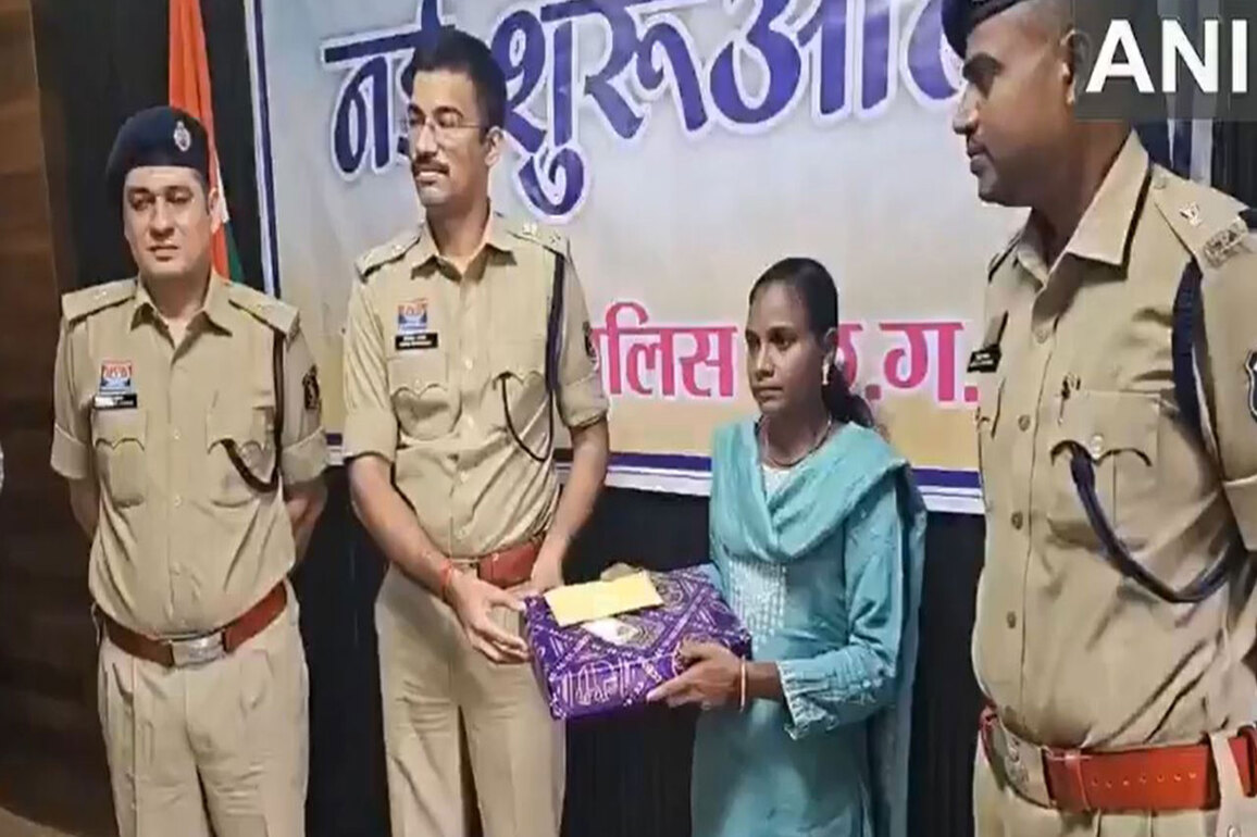 Chhattisgarh: Naxalite woman with 8 lakh bounty surrenders in Gariaband