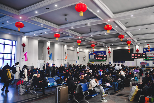 ChineseToday | Veteran rail attendant's last Spring Festival travel rush