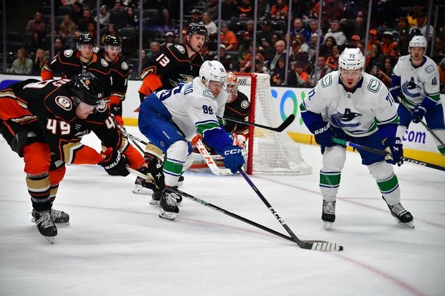 Canucks, Knights put hot streaks on line in Vancouver