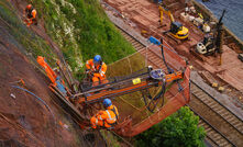 The experienced team from CAN kept disruptions to the live rail service to a minimum while installing rockfall netting above the railway line