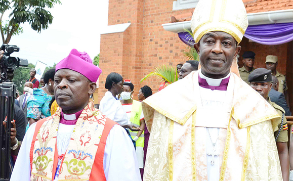Dr. Kazimba lwe yatuuzibwa ku Ssande nga Ssaabalabirizi w’Ekkanisa ya Uganda. Ku kkono ye Mulabirizi wa South Rwenzori, Jackson Nzerebende. Dr. Kazimba lwe yatuuzibwa ku Ssande nga Ssaabalabirizi w’Ekkanisa ya Uganda. Ku kkono ye Mulabirizi wa South Rwenzori, Jackson Nzerebende.