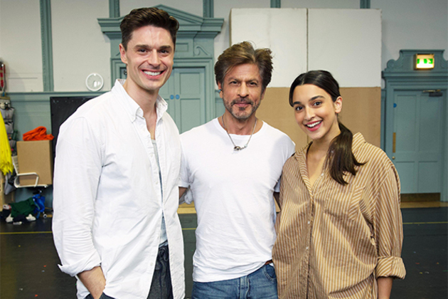 Shah Rukh Khan meets cast of 'Come Fall in Love - The DDLJ Musical' in London