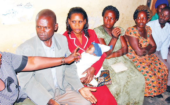 Kizza (asitudde omwana) nga bamulumiriza ku poliisi. Kitaawe y’ali mu kkooti. Kizza (asitudde omwana) nga bamulumiriza ku poliisi. Kitaawe y’ali mu kkooti.