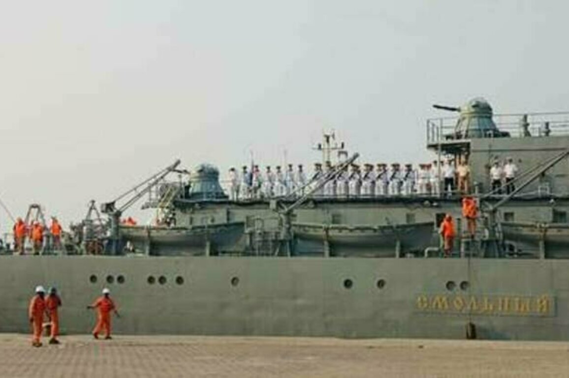 Russian warship continues African tour (PHOTOS)