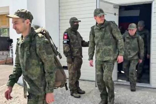 Russia and Ukraine exchange 185 POWs - MOD (VIDEO)