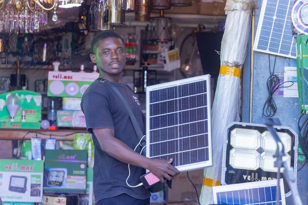 (Hello Africa) Chinese solar products light up lives of Cameroonians