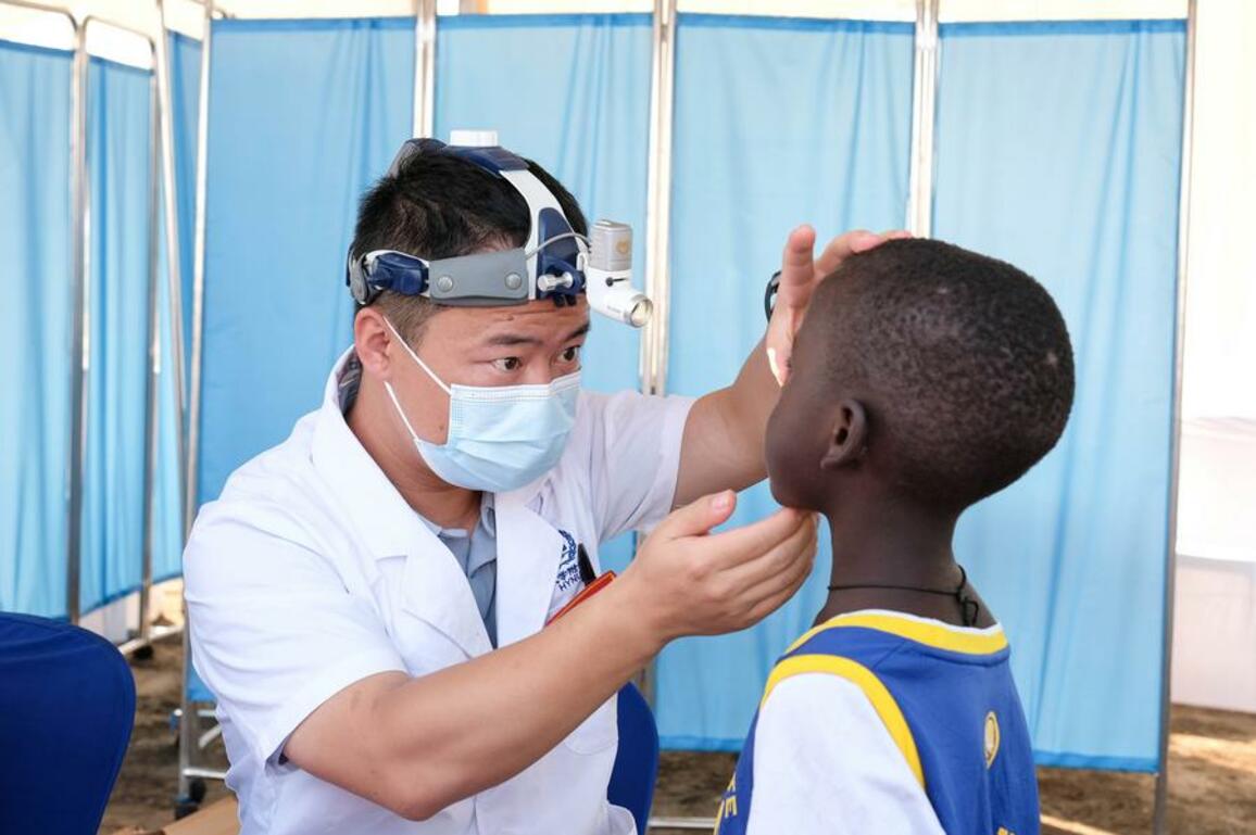 (Hello Africa) Chinese medical team brings free healthcare to Uganda's remote border district