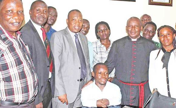 Rwakabaale (owookusatu ku kkono), omumyuka we Godfrey Mpyangu (amuddiridde ku kkono), Can. Kasirye n’abamu ku bakozi ba KCCA oluvannyuma lw’okusaba. Rwakabaale (owookusatu ku kkono), omumyuka we Godfrey Mpyangu (amuddiridde ku kkono), Can. Kasirye n’abamu ku bakozi ba KCCA oluvannyuma lw’okusaba.