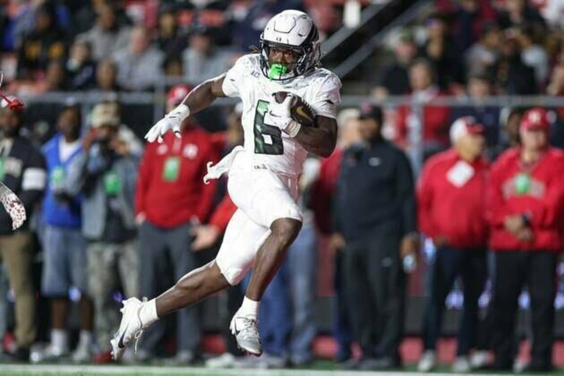 No. 8 Oregon piles up 750 yards in rout of Rutgers
