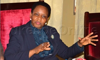 Lt. Col. Edith Nakalema akulira akakiiko akalwanyisa enguzi ng'annyonnyola ku nteekateeka y'okutambula Lt. Col. Edith Nakalema akulira akakiiko akalwanyisa enguzi ng'annyonnyola ku nteekateeka y'okutambula
