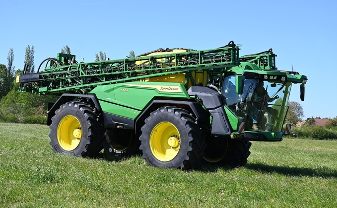 The 550R test machine was specified with a 36-metre boom with 500mm nozzle spacings with the 5000-litre tank standard specification.