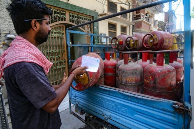 Oil marketing companies reduce prices of commercial LPG cylinders by Rs 41