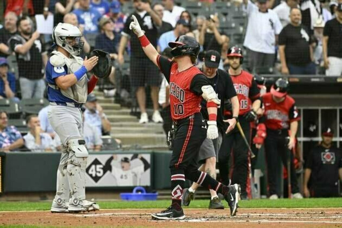 White Sox bash four homers, thrash Cubs in series opener