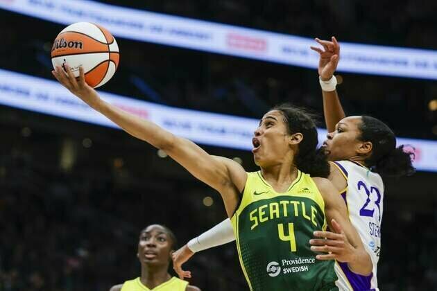 Storm out to boost playoff hopes, sweep Liberty