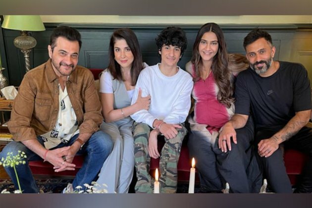 Sonam-Anand play perfect hosts to Sanjay and Maheep Kapoor in London