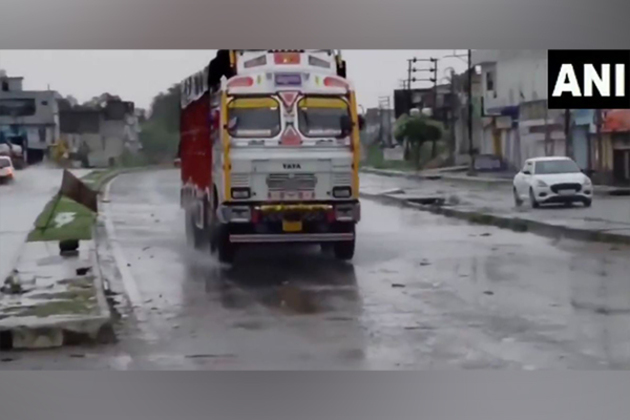 J-K: Light rainfall in Kathua, mudslide shuts Jammu-Srinagar highway in Ramban district