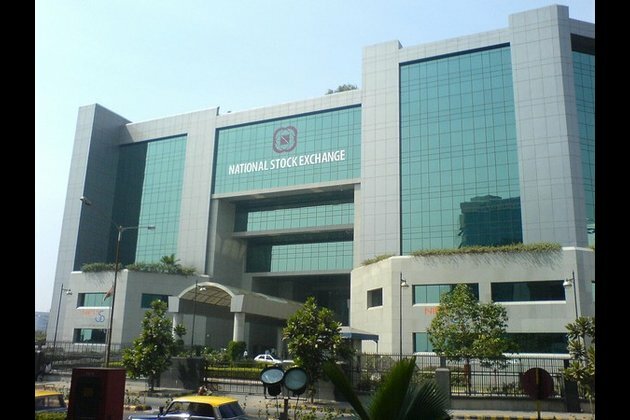 Equity gauges close lower, banking stocks underperform