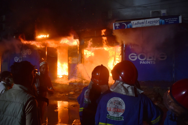 (SpotNews) PAKISTAN-KARACHI-SHOPPING MALL-FIRE