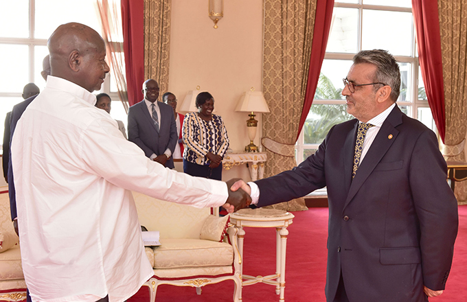 ntonio aspar nocenio shares a light moment with resident useveni after presenting his credentials  hoto