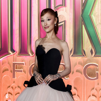 Ariana Grande reacts after photo-editing error shows six fingers