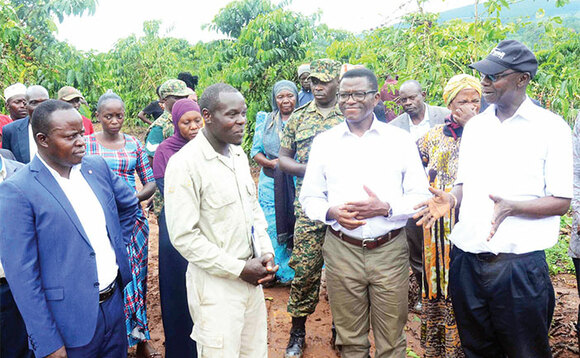 Minisita w’ebyobulimi e Mmengo Kakomo ( ku ddyo) ng’anyonnyola Katikkiro Mayiga (amuddiridde). Ku kkono ye Magala omwami atwala essaza ly’e Butambala. Minisita w’ebyobulimi e Mmengo Kakomo ( ku ddyo) ng’anyonnyola Katikkiro Mayiga (amuddiridde). Ku kkono ye Magala omwami atwala essaza ly’e Butambala.