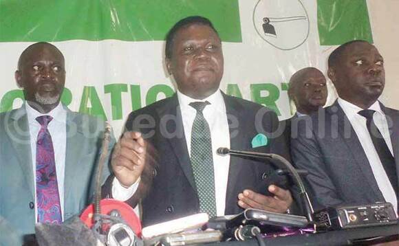 Abed Bwanika, Nobert Mao ne Mabike mu lukuhhaana lwa bannamawulire. Abed Bwanika, Nobert Mao ne Mabike mu lukuhhaana lwa bannamawulire.
