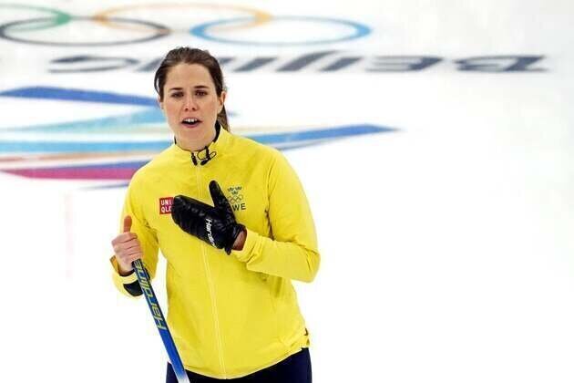 Women's curling: Sweden takes first loss to Canada but progresses to semis