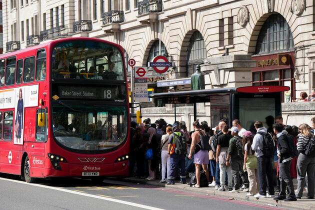 Economic Watch: Britain's lackluster growth strikes business performance, consumer confidence