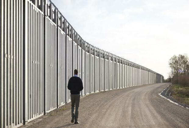 Judge stops US immigration officials from cutting Texas border fence