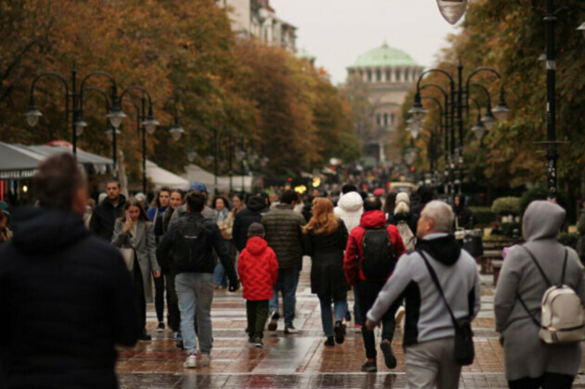 Cool and Cloudy Conditions Forecast for April 15, Rain in the West