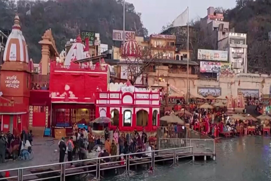 Devotees take holy dip in Haridwar as lunar eclipse Sutak begins, temples close doors