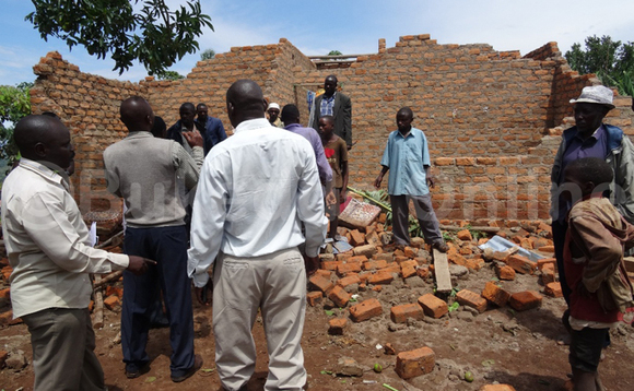 Abantu nga beetegereza ennyumba kibuyaga gye yatikkuddeko akasolya n'okuyiwa ebisenge. EBIFAANANYI BYA FLORENCE TUMUPENDE Abantu nga beetegereza ennyumba kibuyaga gye yatikkuddeko akasolya n'okuyiwa ebisenge. EBIFAANANYI BYA FLORENCE TUMUPENDE