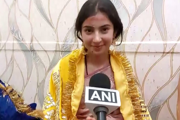 Sara Arjun offers prayers at Mahakaleshwar Temple in Ujjain, says "no better feeling than this"