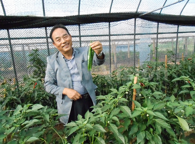   ree yeong in of the ational armers eadership center showing some of the vegetables that are on demand