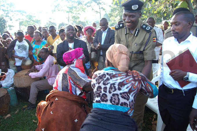 omen thank aweesi after he intervened in land disputes in tabwe aruga in ctober 2014