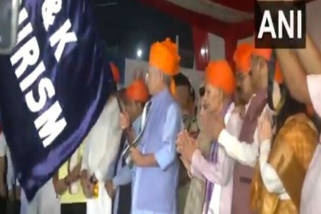 J-K: LG Manoj Sinha flags off first batch of Amarnath Yatra pilgrims from Jammu