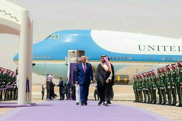 Trump issues nuclear deal threat to Iran